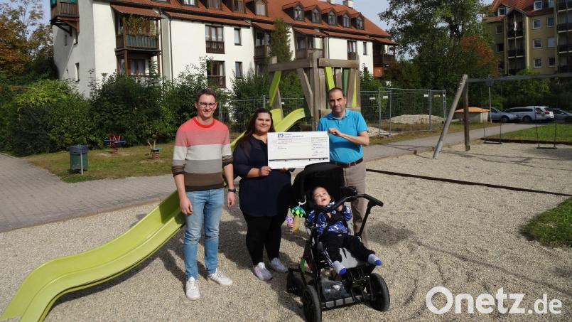 Die beiden Fanhilfe-Vorsitzenden Christian Birk (links) und Dieter Keil übergeben einen symbolischen Scheck über 2000 Euro an Jaydens Mutter Regina Müllner. Ihr zweijähriger Sohn hat eine schwere Erkrankung nur knapp und mit Schäden überlebt. Bild: Manuel Fischer/exb