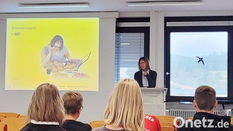 Diplom-Ökotrophologin Johanna Baumann informierte die Schüler der neunten Klassen des JAS-Gymnasiums Nabburg im Rahmen eines Workshops über die häufigsten Formen von Essstörungen. Bild: Fröhlich/exb