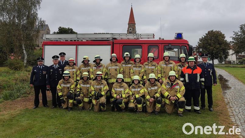 Die Teilnehmer an der Leistungsabzeichenprüfung formierten sich zum Gruppenbild. Bild: Feuerwehr Falkenberg/exb