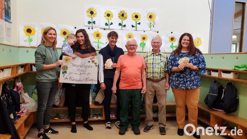 Spendenübergabe mit (von rechts) Marina Diertl für den Kindersingkreis, Josef Leipold für den Gagglhof sowie Robert Herl und Daniele Dimler für das Kinderhaus. Bild: exb