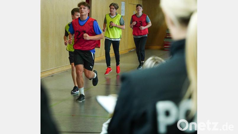 Der Sporttest gehört zum Aktionstag und gibt Aufschluss über die Fitness der Teilnehmer. Bild: Polizeipräsidium Oberpfalz/exb