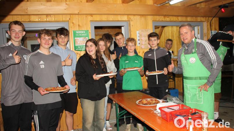 Die Pizzen aus dem vereinseigenen Ofen sind der große Renner und spülen zudem noch ein paar Euro für die laufenden Ausgaben der Vereinsjugend in die Kasse. Bild: frd