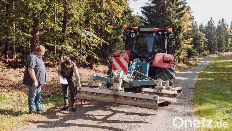 Zur Wegepflege im Forstrevier Flossenbürg, das auch Forstwege im Areal rund um das Skilanglaufzentrum Silberhütte umfasst, ist Fachmann Josef Wagner (links) mit einer Spezialapparatur angereist. Revierförster Oswald Hamann begutachtet das Gerät, das zur Pflege der Wege zum Einsatz kommt. Bild: Susanne Forster