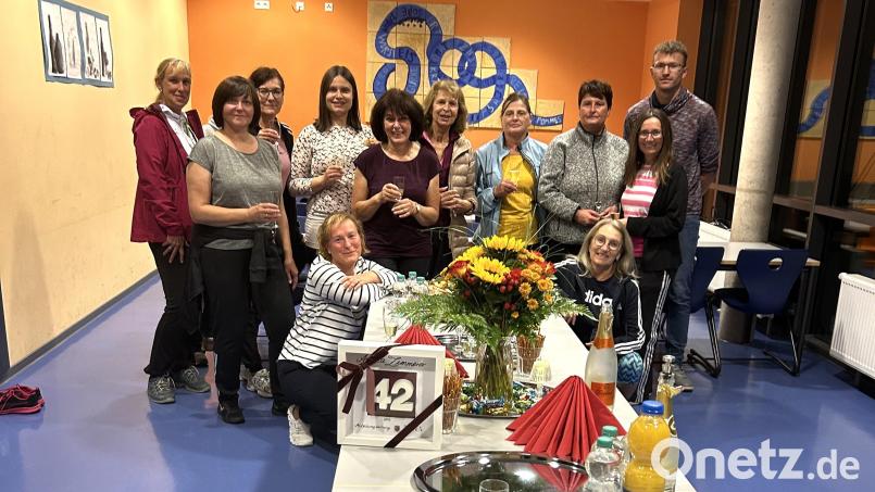 Einen Sektempfang mit einem kleinen Buffet hatte die Damen-Aerobic-Gruppe für die scheidende Abteilungsleiterin Angela Zimmerer (Fünfte von links) für ihre 42 Jahre &quot;Dienstjahre&quot; vorbereitet. Bild: kki