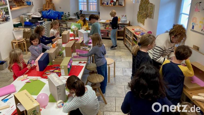 Das &quot;Fliegende Klassenzimmer&quot; im Luftmuseum war ein Ort unendlicher Kreativität von Kindern am Luftsamstag. Bild: Dorothe Pfeiffer/exb