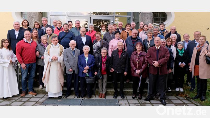Mit Pfarrer Max Früchtl feiern die Ehejubilare einen Dankgottesdienst bevor ein gemütliches Beisammensein im Pfarrheim folgt. Bild: le