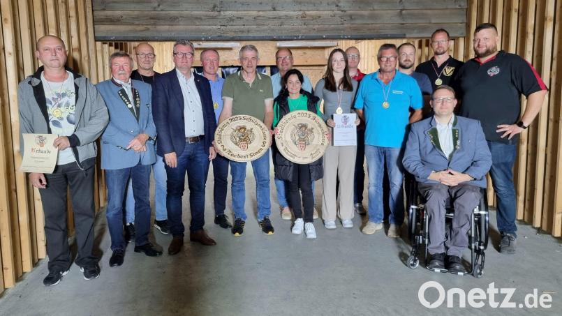 Die Erstplatzierten der verschiedenen Disziplinen mit Erstem Schützenmeister Kurt Falk (Zweiter von links), Bürgermeister Michael Göth (Vierter von links) und Oberschützenmeister Jürgen Weiß (Zweiter von rechts). Bild: Martin Lange/exb