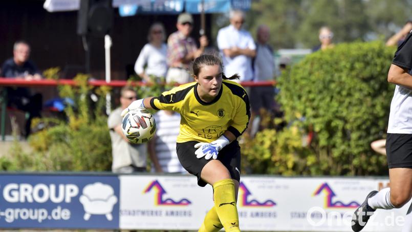 Torhüterin Amelie Schmidt vom TSV Theuern war ein starker Rückhalt ihres Teams. Bild: Hubert Ziegler