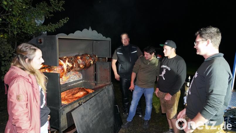 Gespannt inspizieren die Hüttenfreunde , an der Spitze Vorsitzender Tobias Neuber (rechts) und seine Stellvertreterin Katrin Kleber den Zustand der Kirwasau im Grill. Mit dabei die Grillmeister Wolfgang Wüst (Zweiter von rechts), Philipp Heldwein (Mitte) und Markus Prem (rechts neben Grill). Bild: fvo