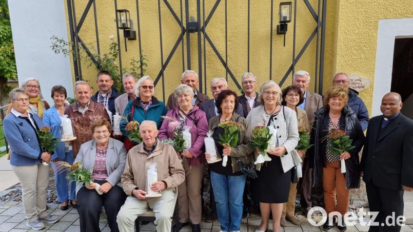 Die Ehejubilare aus der Pfarrei Wutschdorf mit Pfarrer Moses Gudapati (rechts) und der Sprecherin des Pfarrgemeinderats, Johanna Köbler (hinten links). Bild: gri