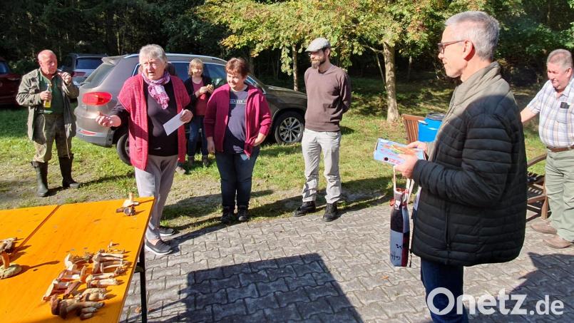 Stefan Hartwig (rechts) lässt die Schwammerlfreunde gerne an seinem Wissen teilhaben. Bild: Zintl/exb