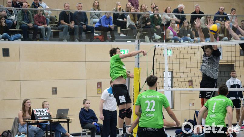 Eine deutliche Niederlage für die Amberger Volleyballer (in Grün) setzte es gegen die SG Donau Volleys Regensburg. Bild: Andreas Brückmann