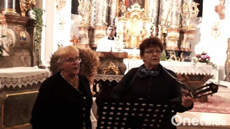 Der "Josefshofer Hausgesang" beim Oktoberrosenkranz des Müttervereins Pullenreuth, im Hintergrund Pfarrer Julius. Bild: exa