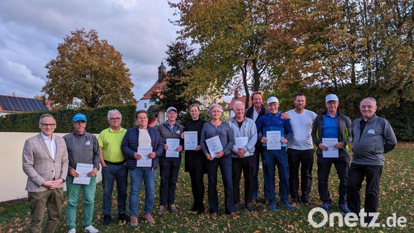 Ausgezeichnet wurden die besten Spieler des Turniers um den Preis der Stadt Waldsassen. Im Bild (von links) Bürgermeister Bernd Sommer, Otto Gradl, Sebastian Pollack, Alex Hofmann, Wolfgang Beer, Monika Arbter-Hubrich, Christine Schöner, Frank Jesse, Matthew Gatrall, Benedikt Jesse, Peter Reisnecker, Mathias Reisnecker und Clubpräsident Herbert Bäuml. Bild: Golfclub Stiftland/exb