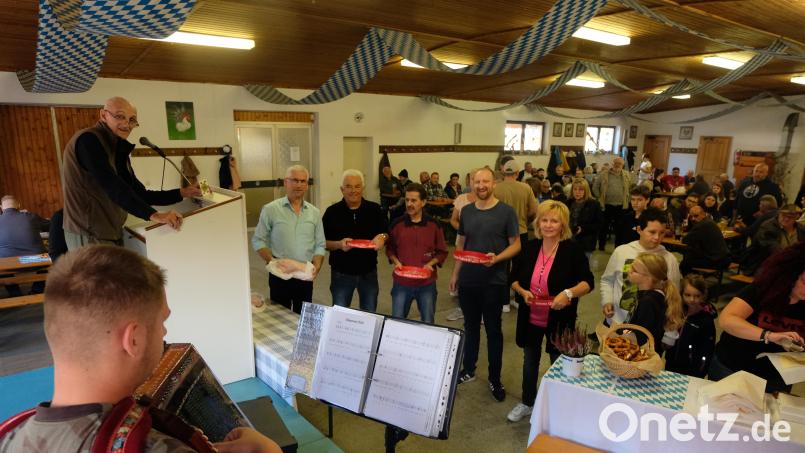 Der Losverkauf ist der absolute Renner beim Oktoberfestmarkt des Kleintierzuchtvereins. Bild: le