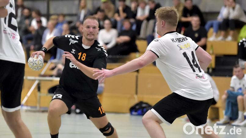 Fabian Rohrbach (Nummer 18/Szene aus einem früheren Spiel) war bester Torschütze der HG Amberg bei der Partie in Schwarzenfeld. Bild: Hubert Ziegler