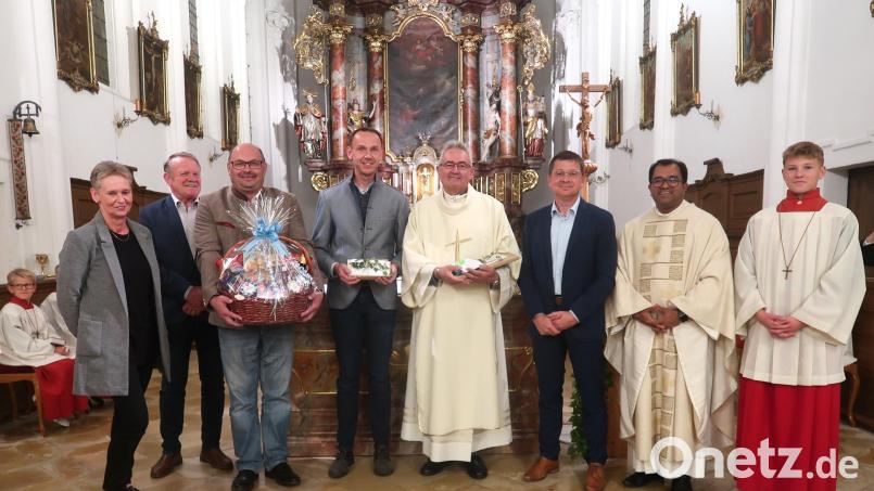 Die Pfarreiengemeinschaft Vilseck-Schlicht-Sorghof verabschiedet nach fünf Jahren ihren Diakon Dieter Gerstacker, der künftig in Hahnbach, Gebenbach und Ursulapoppenricht tätig sein wird (von links): Michaela Kreuzer, Werner Prechtl, Hubert Merkl, Thomas Pröls, Diakon Dieter Gerstacker, Markus Graf, Pater Robin Xavier und Noah Ziegler. Bild: rha