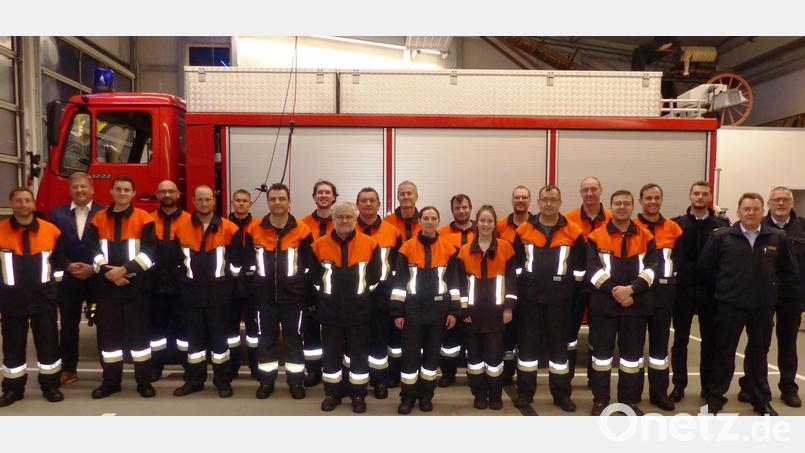 Den erfolgreichen Prüflingen der Kastler Feuerwehr gratulieren Bürgermeister Stefan Braun (Zweiter von links) sowie (von rechts) die Kreisbrandmeister Jürgen Ehrensberger, Alexander Graf und Fabian Nemetschek. Bild: jp