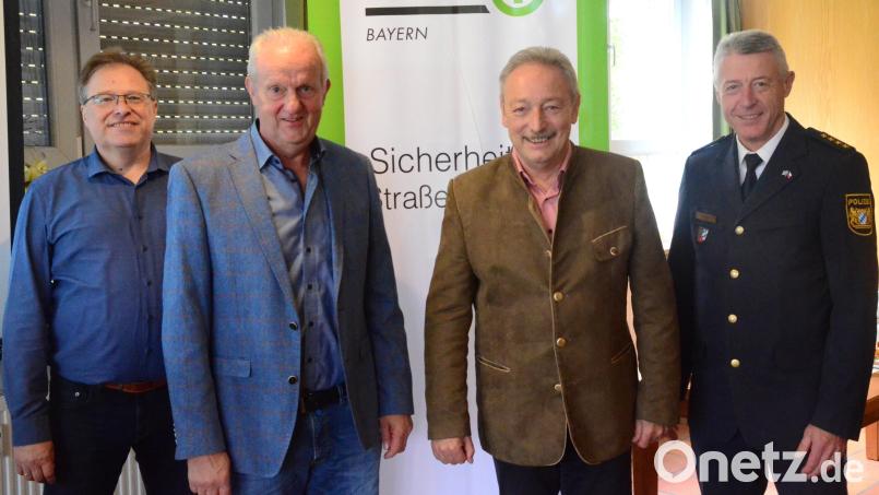 Bei der Bezirksversammlung der Oberpfälzer Verkehrswachten wurde Gernot Schötz (Zweiter vonr rechts) im Amt bestätigt. Weiter zu sehen (von links) Manfred Raubold, Josef Argauer und Klaus Müller. Bild: Kunz