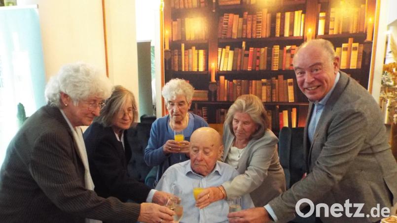 Kommt auch nicht alle Tage vor: Vier Schwestern stoßen zusammen mit Bürgermeister Roland Strehl (rechts) auf den 90-jährigen Alois Gammel (Mitte) an. Bild: e