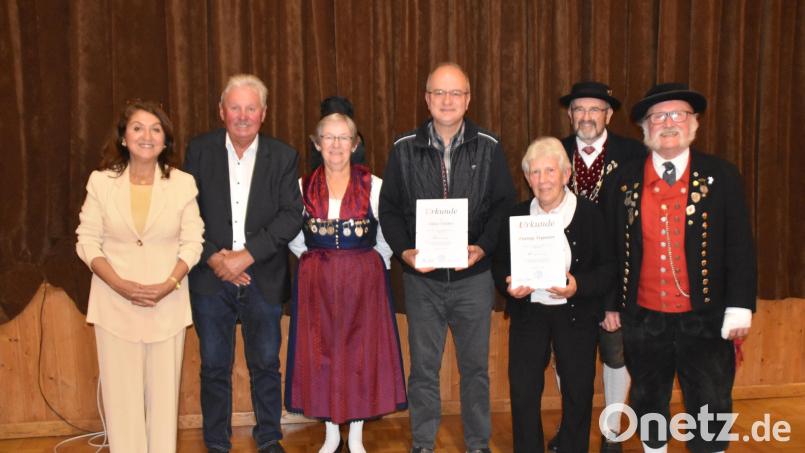 Die Altbairischen ehren Fanny Agauer und Klaus Fischer (Dritte und Vierter von recht) für 65 und 20 Jahre Mitgliedschaft. Bild: hcz