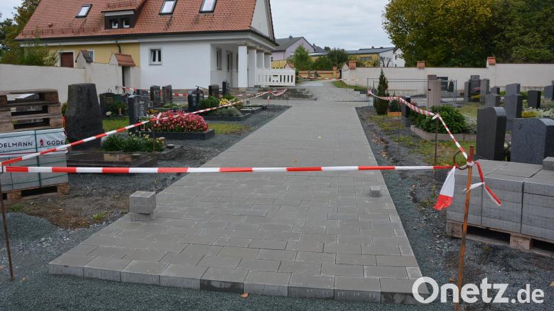 Pflasterarbeiten finden aktuell auf dem Friedhof in Pechbrunn statt. Ziel ist es, Barrierefreiheit zu erreichen. Bild: jr