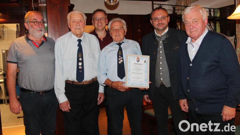 Seit 50 Jahren zählt Reinhard Werner (mit Urkunde) zu den Stützen des Raupen- und Baggervereins. Dafür zeichnete ihn Vorsitzender Michael Hummer (Zweiter von links) aus. Bild: pi