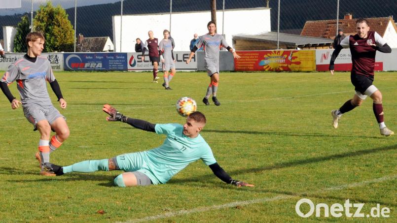 Der TSV Waldershof gewann am Sonntag beim ASV Waldsassen mit 5:2. Hier erzielt der dreifache Torschütze Philipp Bertsch (links) das 2:0, ASV-Torwart Jan Altrock ist ohne Abwehrchance. Rechts ASV-Akteur Maximilian Menzl. Bild: heh