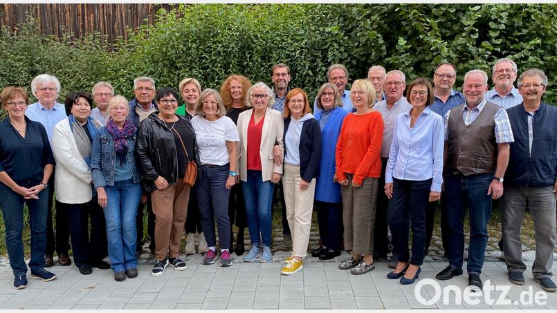 Ein herzliches Wiedersehen: Der Abi-Jahrgang 1979 hat sich beim Treffen in Trisching viel zu erzählen. Bild: Völkl/exb