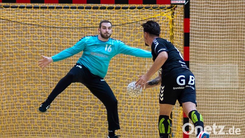 Torwart Maximilian Schlehuber (links) war der überragende Mann beim Sieg des HV Oberviechtach gegen den TB Roding. Bild: Günter Uschold