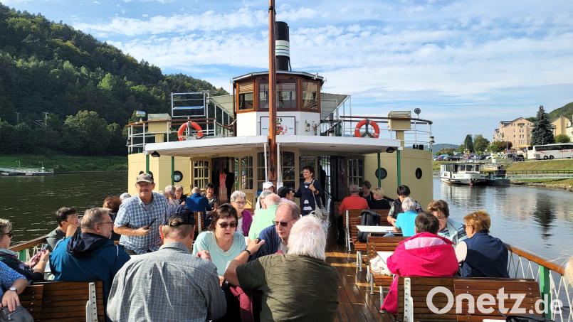 Reisende von &quot;Feuerhof on Tour&quot; genießen ihre Dampferfahrt auf der Elbe. Bild: Walter Heldrich/exb
