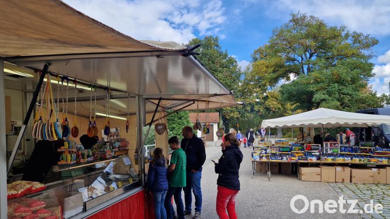 Wenige Besucher nahmen das Angebot der Standlbetreiber in der Schlosstraße zum Einkauf wahr. Bild: mab