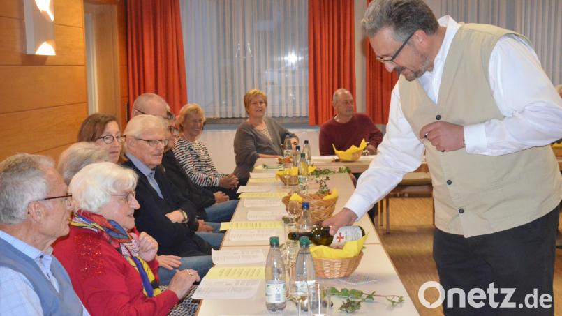 Pfarrvikar Achim Dittrich schenkt ein. Bild: Kunz