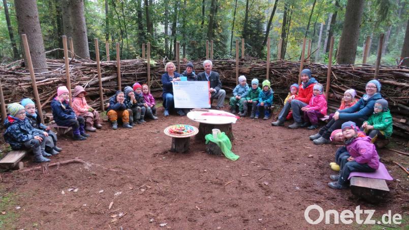 Eine Spende über 1000 Euro überreichten Vorstandsmitglieder des OWV an den Waldkindergarten Parkstein. Bild: adj