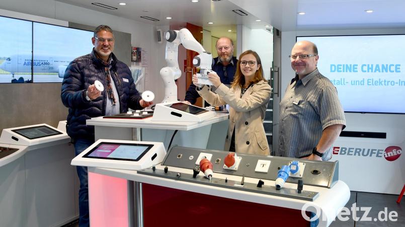 Auch für Udo Starck, Personalleiter der FEE GmbH (links), sowie Ilona Hannig, Mitarbeiterin des Verbandes in der Geschäftsstelle Oberpfalz, gibt es im Truck immer wieder etwas Neues zu entdecken. Bild: FEE GmbH/exb