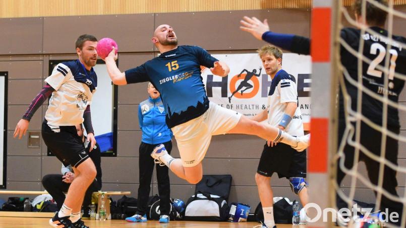 Stefano Flierl (Nummer 15/ Szene aus einem früheren Spiel) hat sich beim Spiel in Erlangen erneut verletzt. Bild: G. Büttner