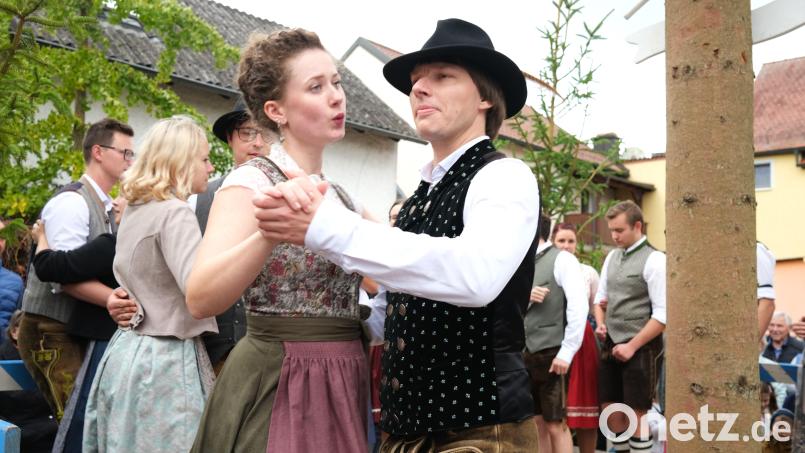 Kirwabursch Christian König und Kirwamoidl Luisa Ebensberger eröffnen den Tanz um den Baum mit dem "Fronberger Kirwawalzer". Bild: Hirsch