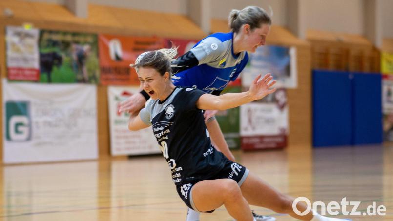 Carina Hauser vom HV Oberviechtach lässt sich auch durch ein Foul nicht stoppen. Bild: Günter Uschold