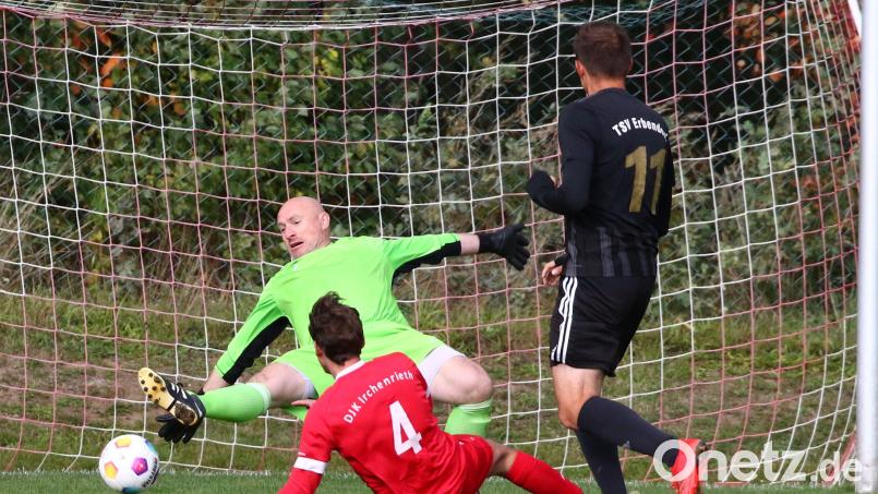 Das 3:1 für den TSV Erbendorf: Sandro Hösl (rechts) erzielt das zweite seiner drei Tore beim Erbendorfer 5:3-Sieg in Irchenrieth. DJK- Torwart Mario Bohnenstengel und Teamkollege Jakob Hammer sind machtlos. Bild: Dieter Jäschke