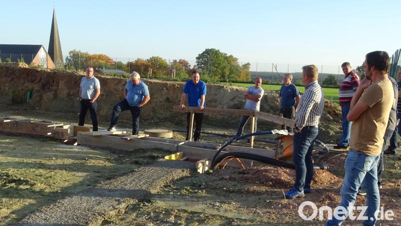 Auf einem gerodeten Grundstück am westlichen Dorfrand von Dürnsricht wird der Fensterbacher Bauhof saniert und auf einem 2000 Quadratmeter großen Areal erweitert. Über den Baufortschritt des über eine Million Euro kostenden Projekts ließ sich der Gemeinderat vor Ort informieren. Bild: Houschka