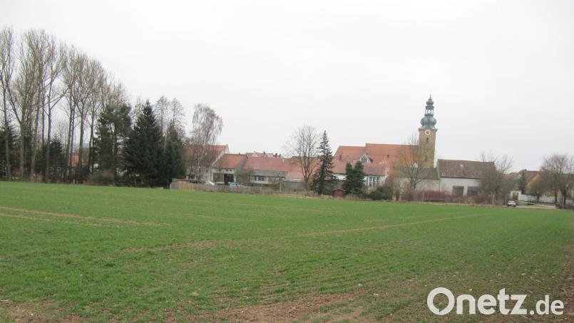 Noch ist die Walkwiese (im Vordergrund) in Hirschau unbebaut. Im Hintergrund rechts befindet sich der Durchgang vom Parkplatz zur Kirche. Bild: fg