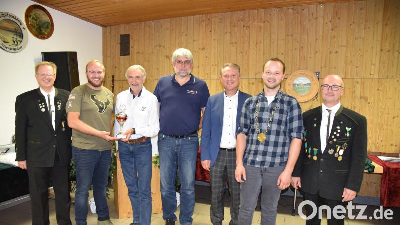 Preisverteilung für das Poppenrichter Bürgerschießen (von links): Schützenmeister Reiner Hoffmann, Maximilian und Bertram Gebhard von der RK Poppenricht, Stefan Giehrl von den First Respondern, Bürgermeister Hermann Böhm, Bürgerkönig Markus Weiß und Zweiter. Schützenmeister Markus Gebhard. Bild: Reiner Hoffmann /exb