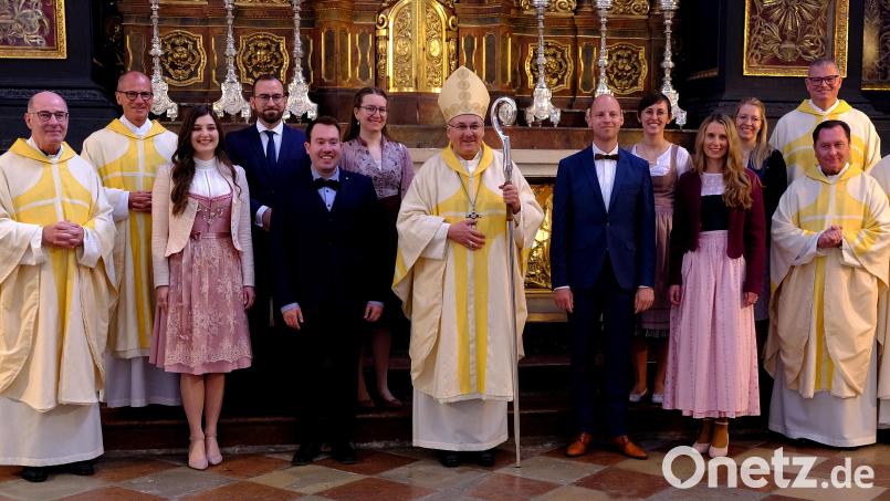 Der Weidener Philip Bauer (vorne, links) freut sich neben Bischof Rudolf Voderholzer über seine neue Aufgabe in der Pfarrei Herz-Jesu in Schwandorf. Bild: Bauer/exb