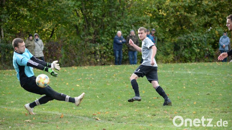 Paul Götz (rechts) setzte einer verrückten Partie weit in der Nachspielzeit die Krone auf, als er zum 5:4-Sieg für die Sportfreunde Ursulapoppenricht traf. Ursensollens Schlussmann Michael Heimler hatte keine Abwehrchance. Bild: Andreas Brückmann