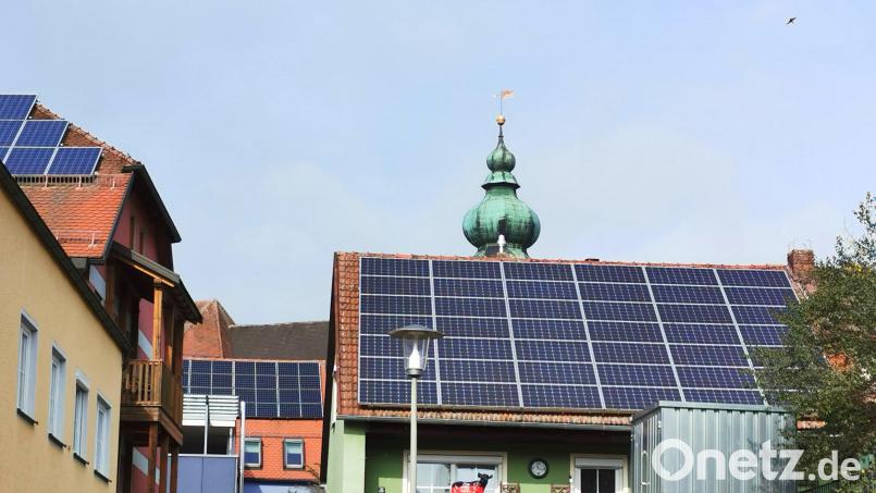 PV-Module auf den Dächern in der Altstadt von Oberviechtach: Hier wird bereits Sonnenstrom eingefangen, auch wenn das von der Stadt aufgelegte 100-Dächer-Programm nicht für einen Boom sorgt. Bild: Portner