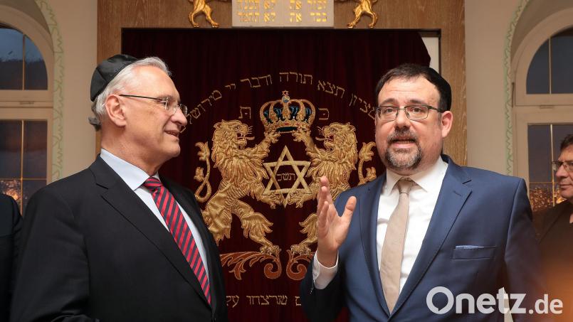 Im März 2020 hatte Innenminister Joachim Herrmann (links) die Amberger Synagoge besucht, mit Rabbiner Elias Dray (rechts) und Gemeindemitgliedern über die Sicherheit von Menschen jüdischen Glaubens in Bayern und über Antisemitismus gesprochen. Beide Themen sind durch den Terror der Hamas in Israel wieder sehr aktuell geworden. Archivbild: Wolfgang Steinbacher