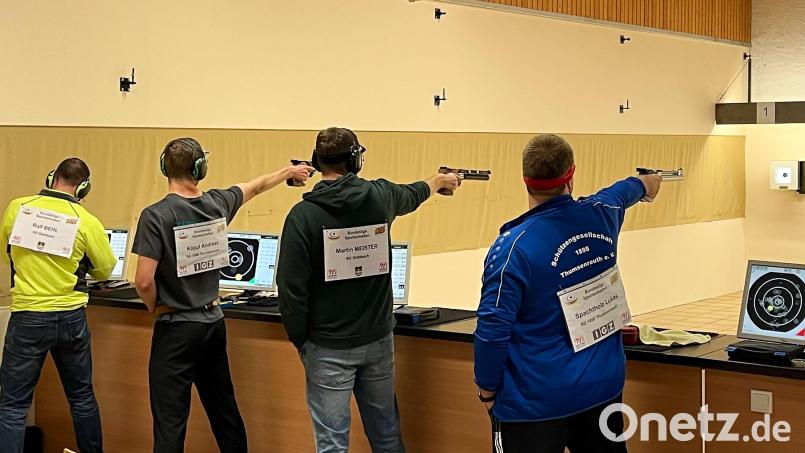 Konzentriert bei der Arbeit: die Thumsenreuther Pistolenschützen. Bild: nza