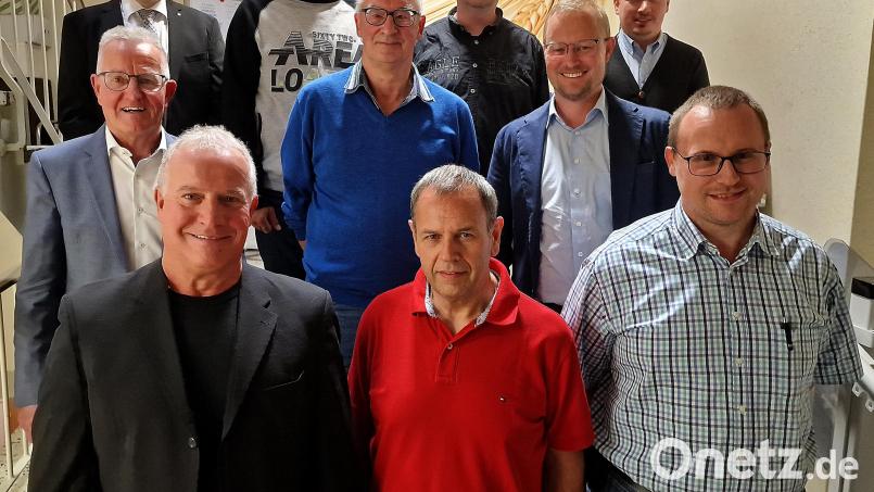 Vorstand Walter Beer (zweite Reihe, links) und Aufsichtsratsvorsitzender Marco Ries (hinten, links) freuten sich mit den geehrten Mitgliedern und Mitarbeitern über die gute Zusammenarbeit. Bild: R. Kreuzer