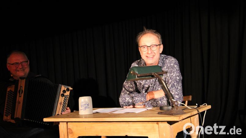 Schafferhofwirt Reinhard Fütterer unterhält das Publikum mit seinem Programm &quot;Oberpfälzer Zoiglabend&quot;. Bild: prh