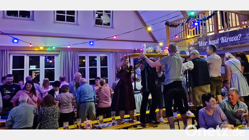 Ausgelassene Stimmung beim Kirwatanz Bild: Elena Reiß/exb